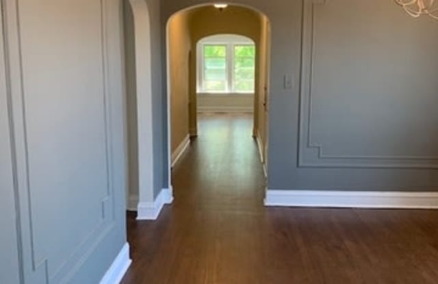 2742 West FARRAGUT Street Gallery 3