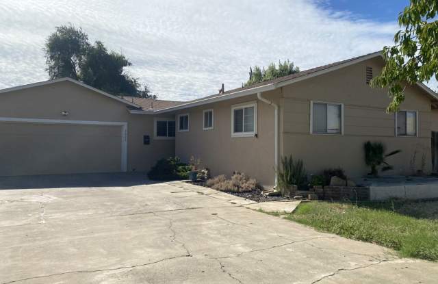 Say hello to 3027 Nottingham Ln. Rent reduced! - 3027 Nottingham Lane, Merced, CA 95340