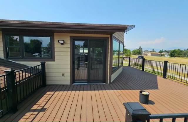 Corner Lot House with Lake Views Gallery 4