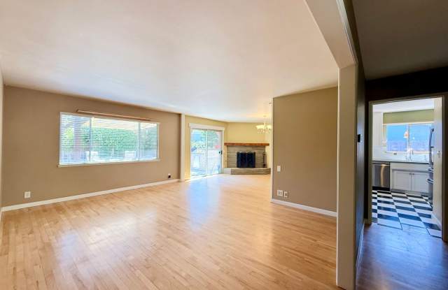 Cheerful Coastal Blue 4-Bedroom Home with A/C & Large Backyard Gallery 3