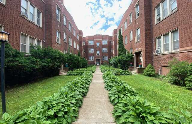 1345 1/2 W Touhy Avenue unit: 1W - 1345 1/2 West Touhy Avenue, Chicago, IL 60626