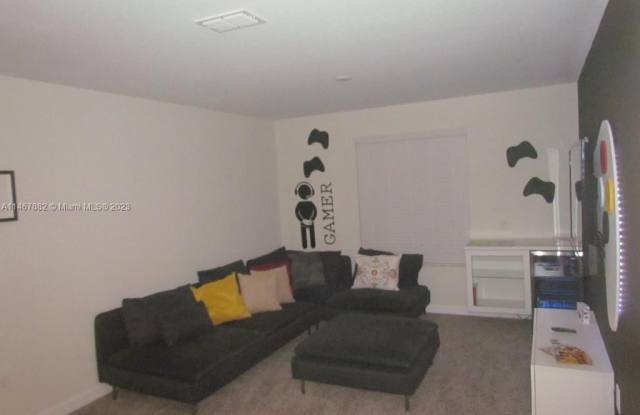 4715 SLEEPY HOLLOW DR Gallery 4