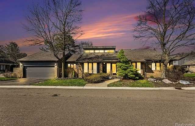 5950 Pinetree Drive Gallery 2