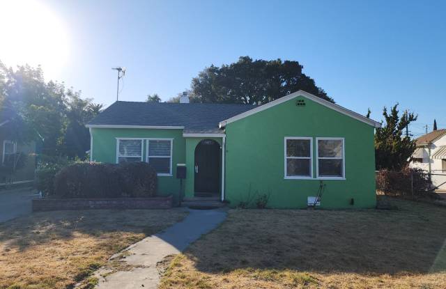Move in special 1/2 off First Months Rent 2 Bedroom 1 Bath on large lot with RV parking access from Alley - 1437 Picardy Drive, West Modesto, CA 95351