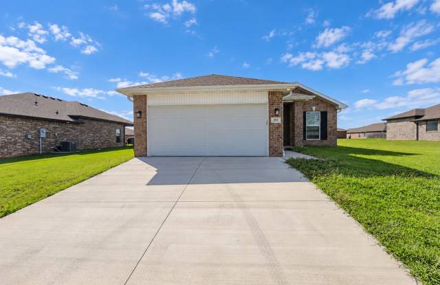 FALL SPECIAL: HALF OF FIRST MONTH RENT!!! Beautiful 3-Bedroom/ 2 Bathroom Home in Oronogo, MO – 333 Greystone! Gallery 1