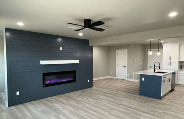 Springbrook Trail: 3BR 2.5ba Townhouse (end unit) Gallery 4
