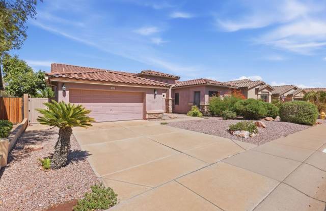 Beautiful 3-Bedroom Home with Den & Spacious Backyard in Gilbert! Gallery 1