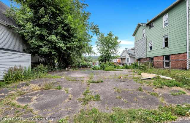127 1/2 N Garfield Avenue Gallery 3