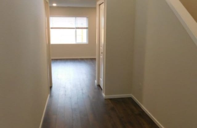 4Bd/2.5Ba Two Story Home - Available to View! Gallery 4