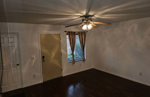 Remodeled 2bedroom 1.5 Bath Townhouse Gallery 3