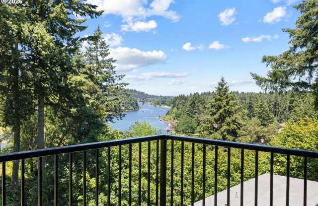 Luxury Lake Oswego 3-Bedroom Riverfront Condo with Panoramic River Views, Pools & Fitness Center Gallery 3