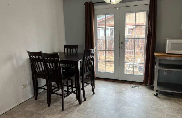 Washer/Dryer & Fully Fenced Yard Gallery 4