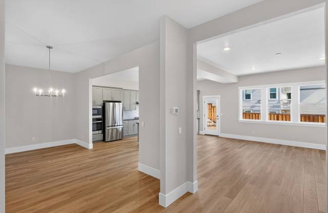 Stunning Beaverton Retreat - Sophisticated Design, Luxurious Finishes! Gallery 3