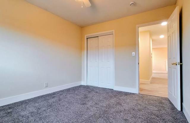 Refurbished 2bd House With Office & Exterior Laundry Room Gallery 3
