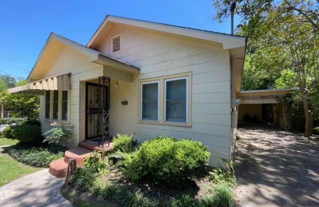 2 bedrooms 1 bath - Large Yard - 2525 Valley Street, Baton Rouge, LA 70808