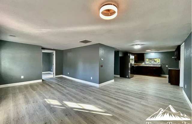 NEWLY RENOVATED 3 BED/2 BATH HOME Gallery 3