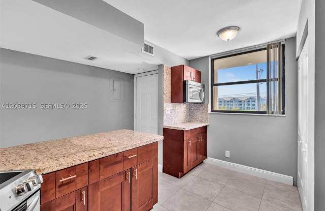 118 Lake Emerald Dr Gallery 4