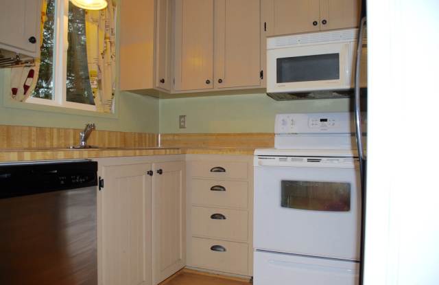 Bright Two-Bedroom End-Unit Townhouse in Shoreline Gallery 3