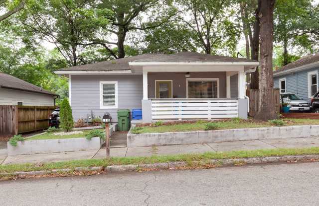 Beautifully Updated 3/2 w/ Large Fenced-In Backyard w/ Deck and Patio! Gallery 4