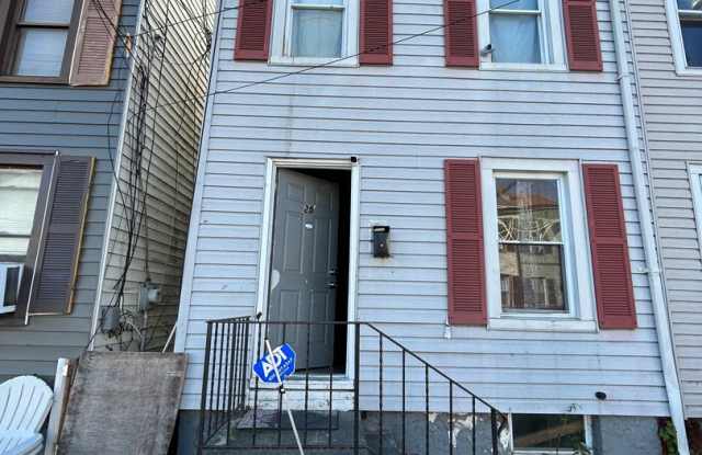 2 beds 1 bath freshly new - 25 Passaic Street, Trenton, NJ 08618