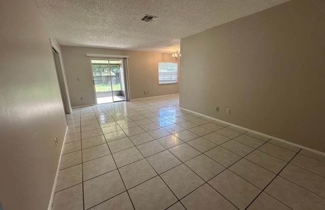Cozy 3 Bedroom/2 bathroom Townhouse Gallery 3