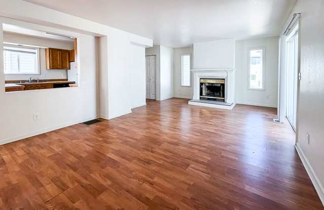 4 Bed/3 Bath Three Story Condo Near Bus Routes and Shopping Gallery 4