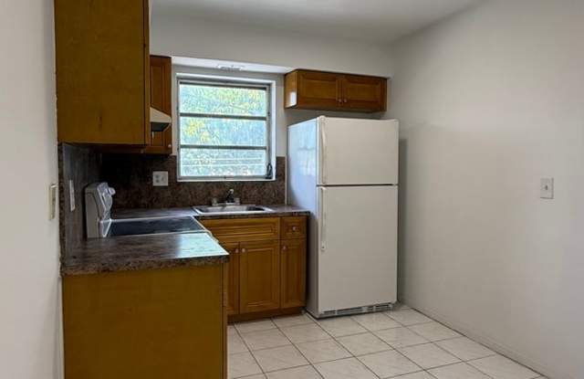 Spacious 2BR/1BA with Assigned Parking in Hollywood Gallery 4