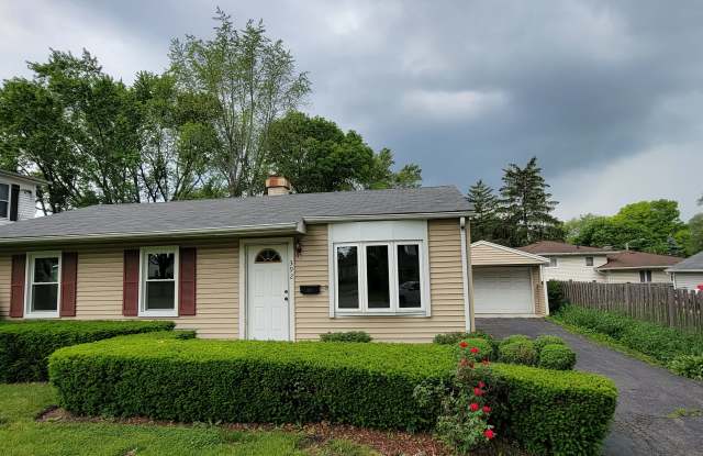 392 Raupp Boulevard - 392 Raupp Boulevard, Buffalo Grove, IL 60089