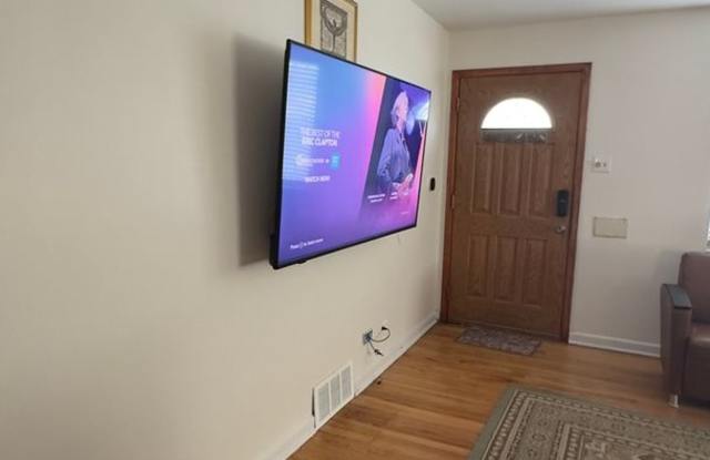 Charming 2BR House in Aurora Gallery 4