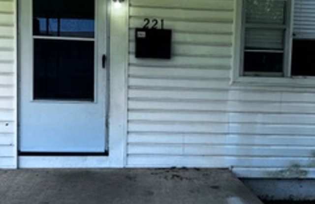 Oak Ridge 37830 - Spacious Two Bedroom Townhome - call Kathy Leveille 865-556-0370 Gallery 3