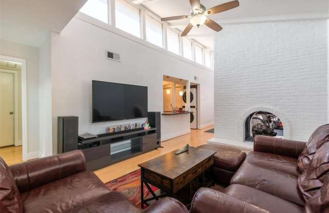 5920 Sandhurst Lane Gallery 2