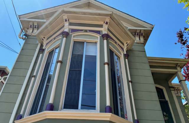Sweet Charm 4bd 1.5ba Victorian House in West Oakland Gallery 1