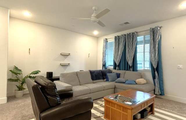 4 Bedroom 3 bathroom newly Built Townhouse for Rent! Gallery 3