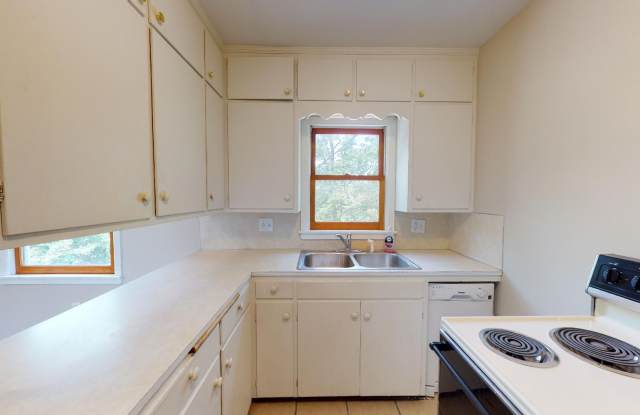Walk to ISU • Washer/Dryer • 3 Large Bedrooms • Only $450/person *  Available Immediately Gallery 3
