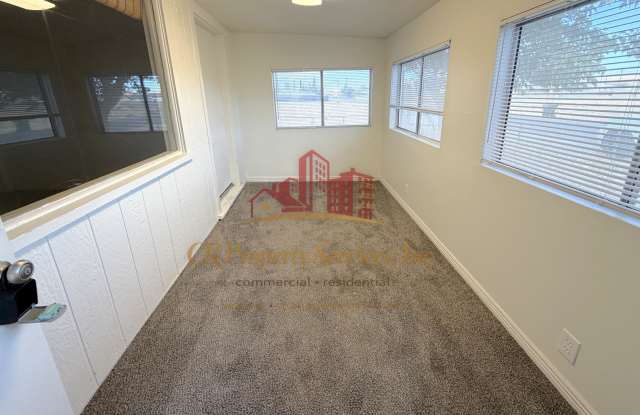 Charming 2 Bedroom Home with Sunroom, Fenced Yard & Storage Shed Gallery 4