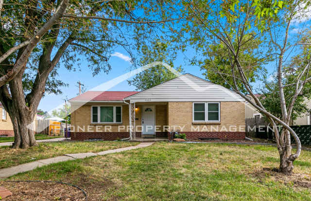 Spacious Home with Washer/Dryer and Fenced Yard - 4564 East Mexico Avenue, Denver, CO 80222