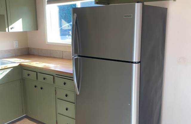 $1,700 - Private, Two Bedrooms, One Bathroom Duplex Available for Lease Now! Gallery 4