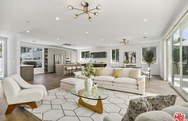 6146 Whitsett Ave photos photos