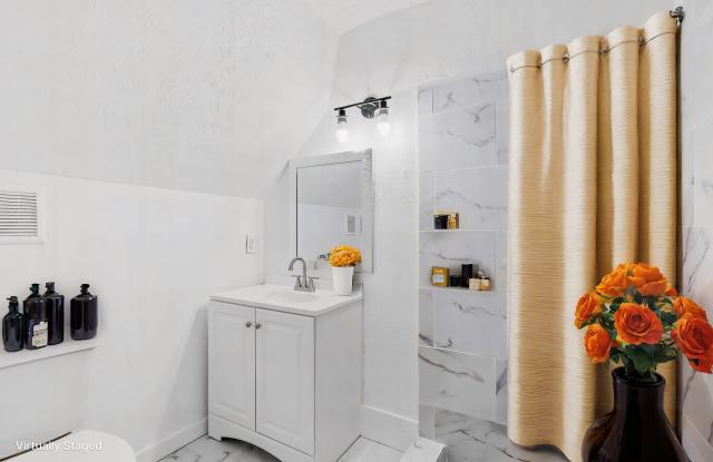 Cozy Renovated 3-Bedroom Duplex Apartment in Sherman Gallery 4