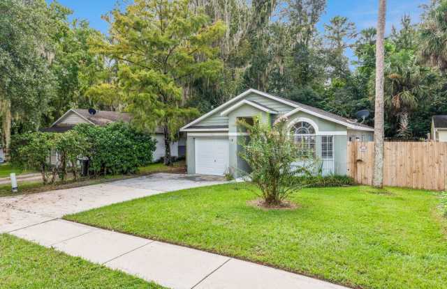 Apopka 3/2 Home w/ Garage and Large Fenced Yard ~ All Tile Floors ~ Must See! Gallery 3