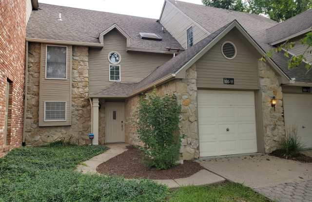 3 bd, 2.5 ba Village South condo, great south Columbia location, attached garage, w/d included, complex pool access. photos photos
