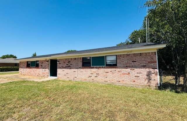3-Bedroom, 2 Bat Single Family for Rent in Hillsboro, TX | Great yard & Modern Kitchen Gallery 3