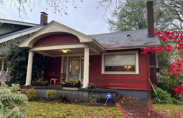 Lovely 3Bd / 2.5Ba Bungalow in Laurelhurst Neighborhood! - 3259 Northeast Hoyt Street, Portland, OR 97232
