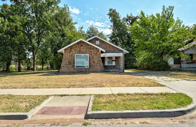 Large 2 bed / 1 bath house! 3 Minutes from I-235, and 10 Minutes from Bricktown! photos photos