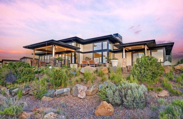 MOVE IN SPECIAL $1500 OFF FIRST MONTHS RENT / Beautiful home in the gated community of Tetherow photos photos