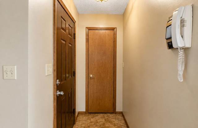2 Bedroom | 1 Bath | Court Yard| Downtown | Close to MSU, Drury and Nightlife | Small Pets Welcomed | Indoor Garage Parking! Gallery 4
