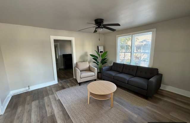 2208 Brown Street  |  3 Bedrooms  | 1 Full Bathroom  ~ 1/2 Off First Month's Rent!!! ~ Gallery 3