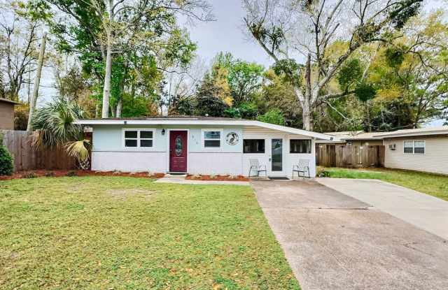 Charming Beach Cottage – Steps from the Sand! - 316 Porter Avenue, Ocean Springs, MS 39564