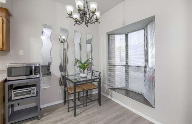 Furnished 1x1 North Campus Apartment on Guad Gallery 4