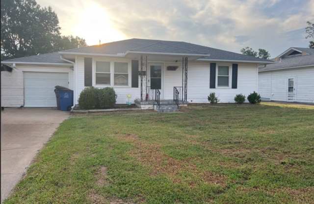 Charming 2-bedroom, 1-bath home in Tulsa with hardwood flooring and a spacious great room. Gallery 1